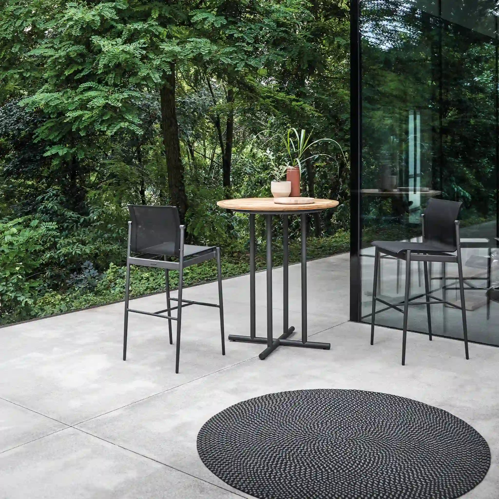 Outdoor Dining Bar and Counter Stools