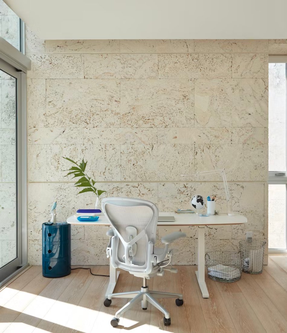 Aeron® Remastered 椅子 - 矿石色或碳灰