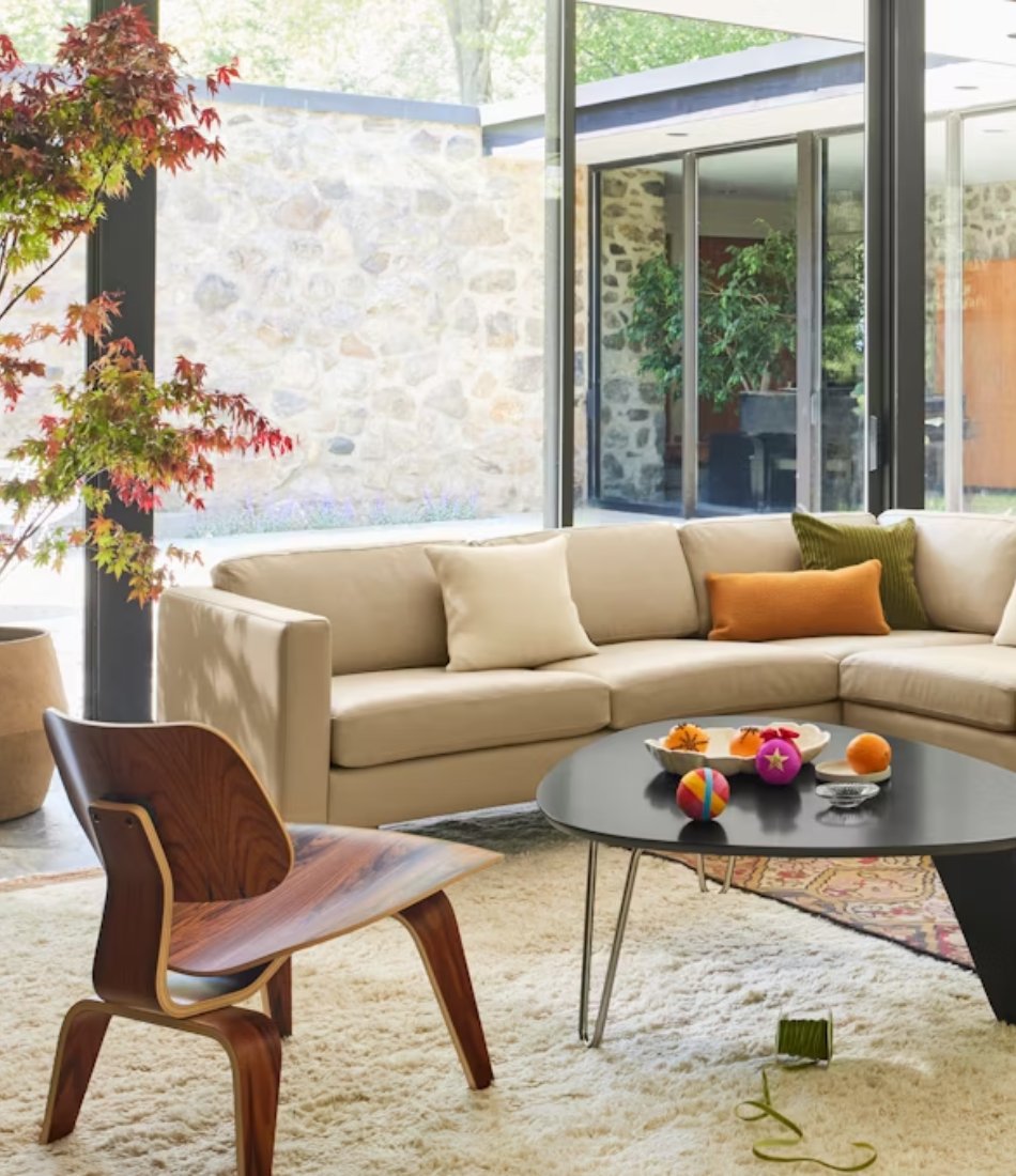 Eames® 模压胶合板休闲椅,带木质软垫