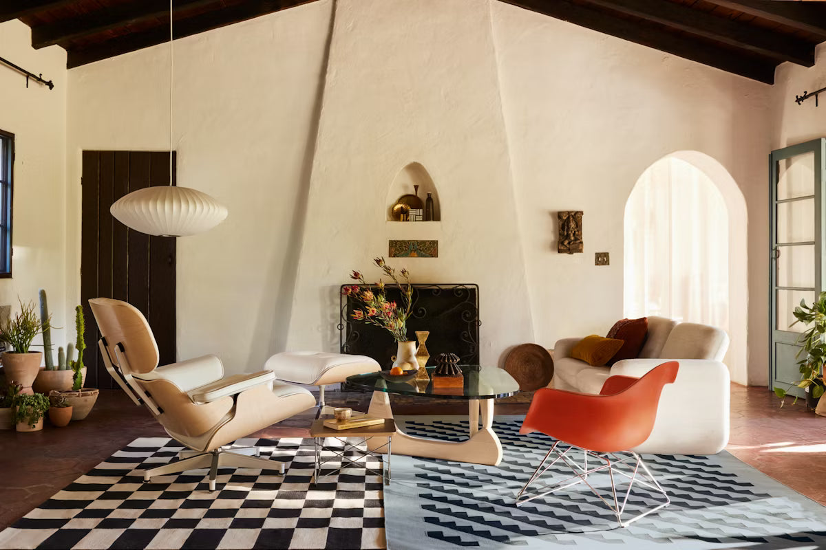 Eames® 模压塑料扶手椅,低钢丝底座