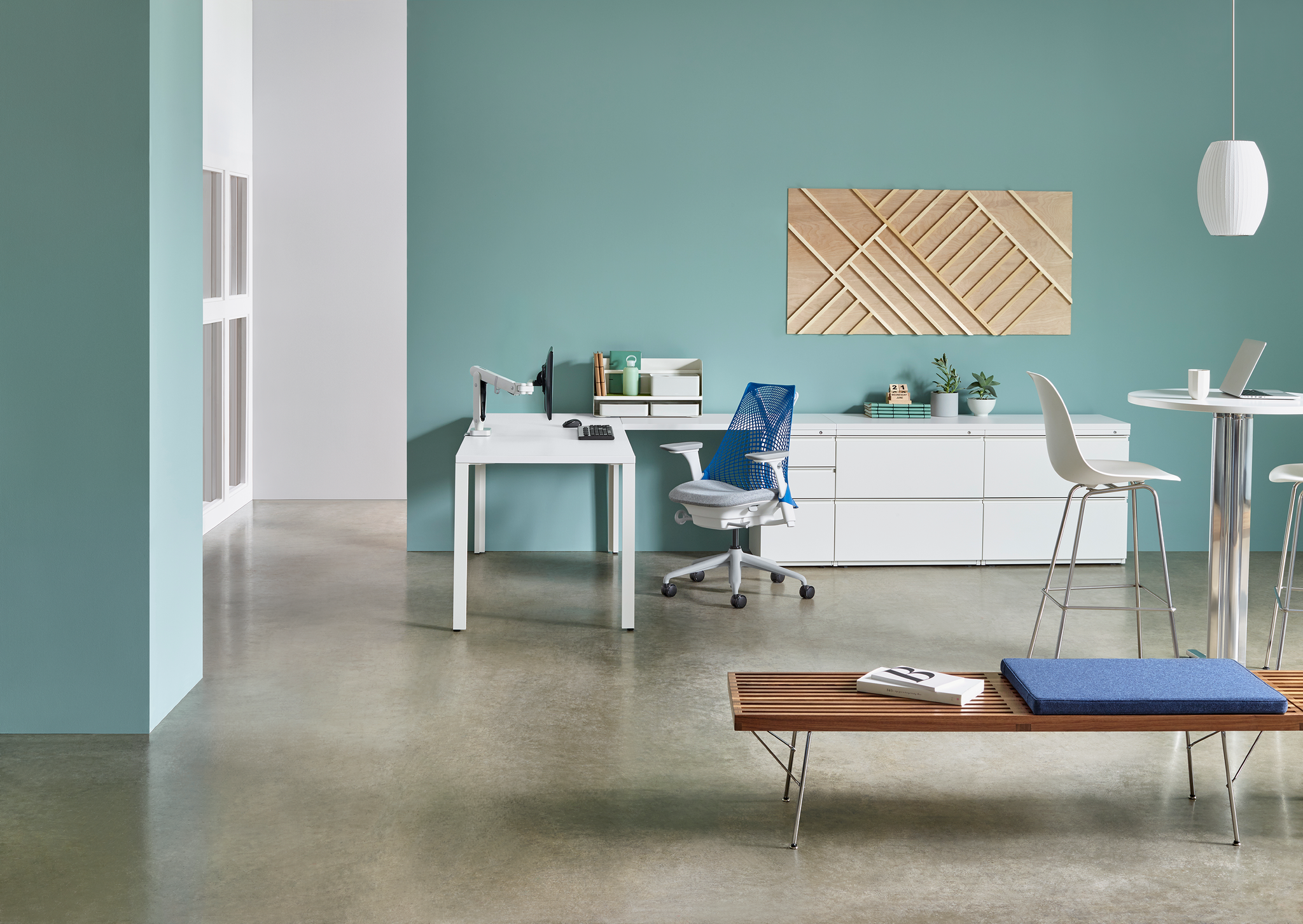 Eames® 模压塑料凳,吧台高度