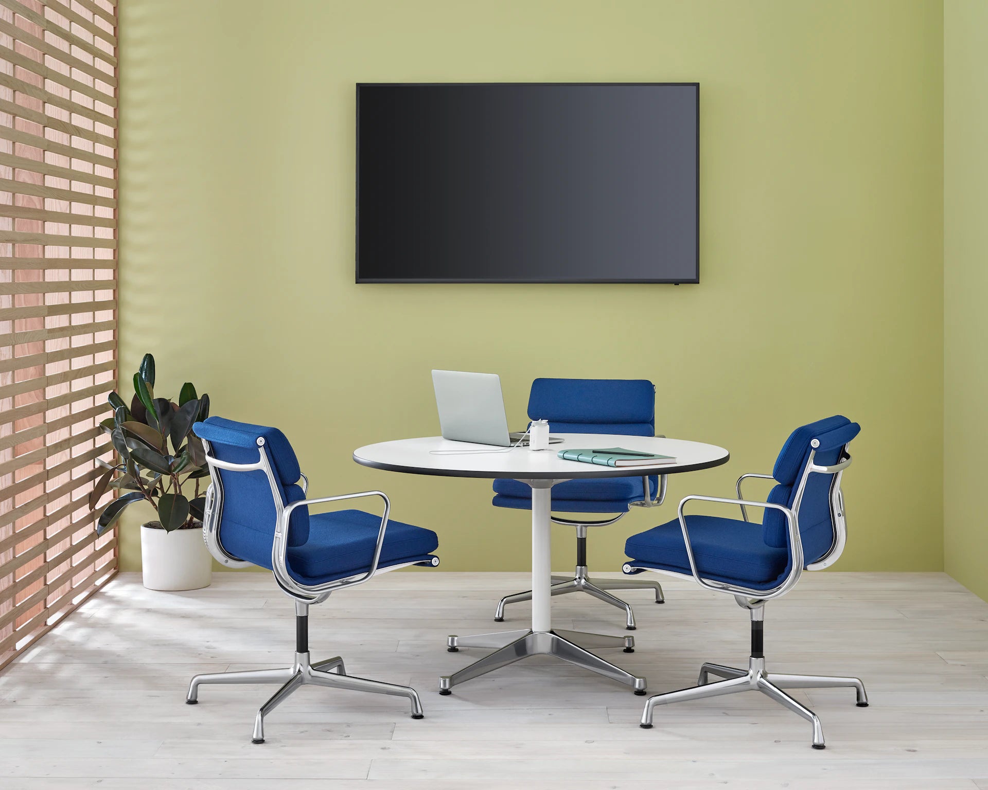 Eames® Soft Pad Management Guest Chair