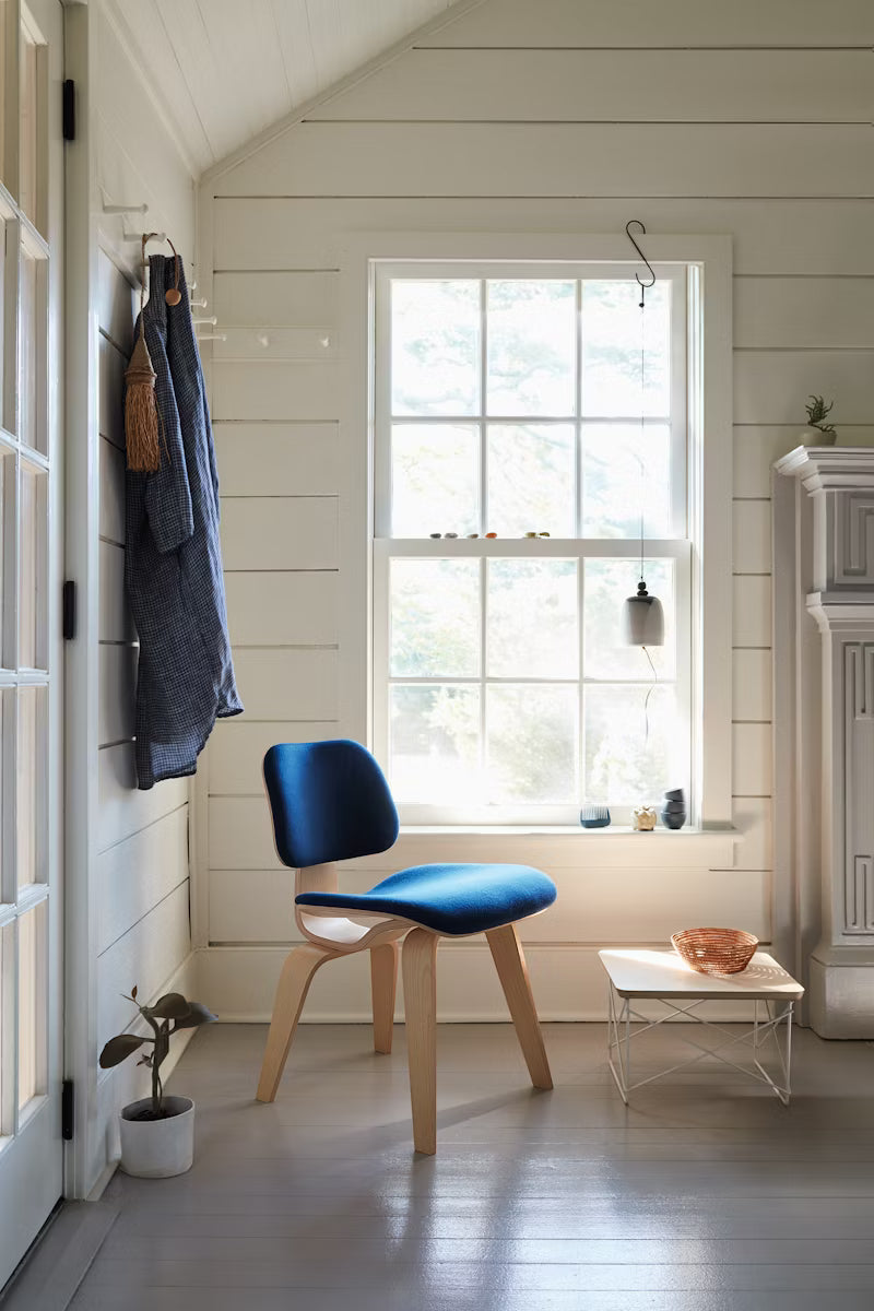 Eames® 模压胶合板休闲椅,带木质软垫