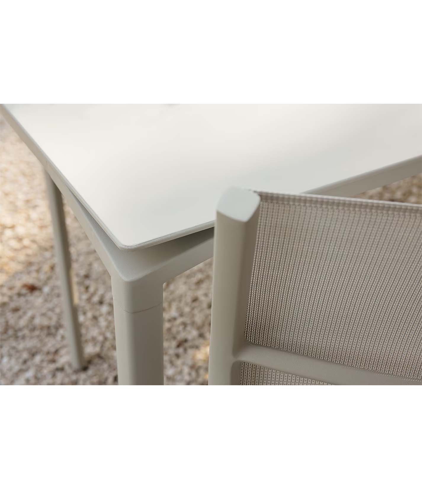 Calvi 中型餐桌组合