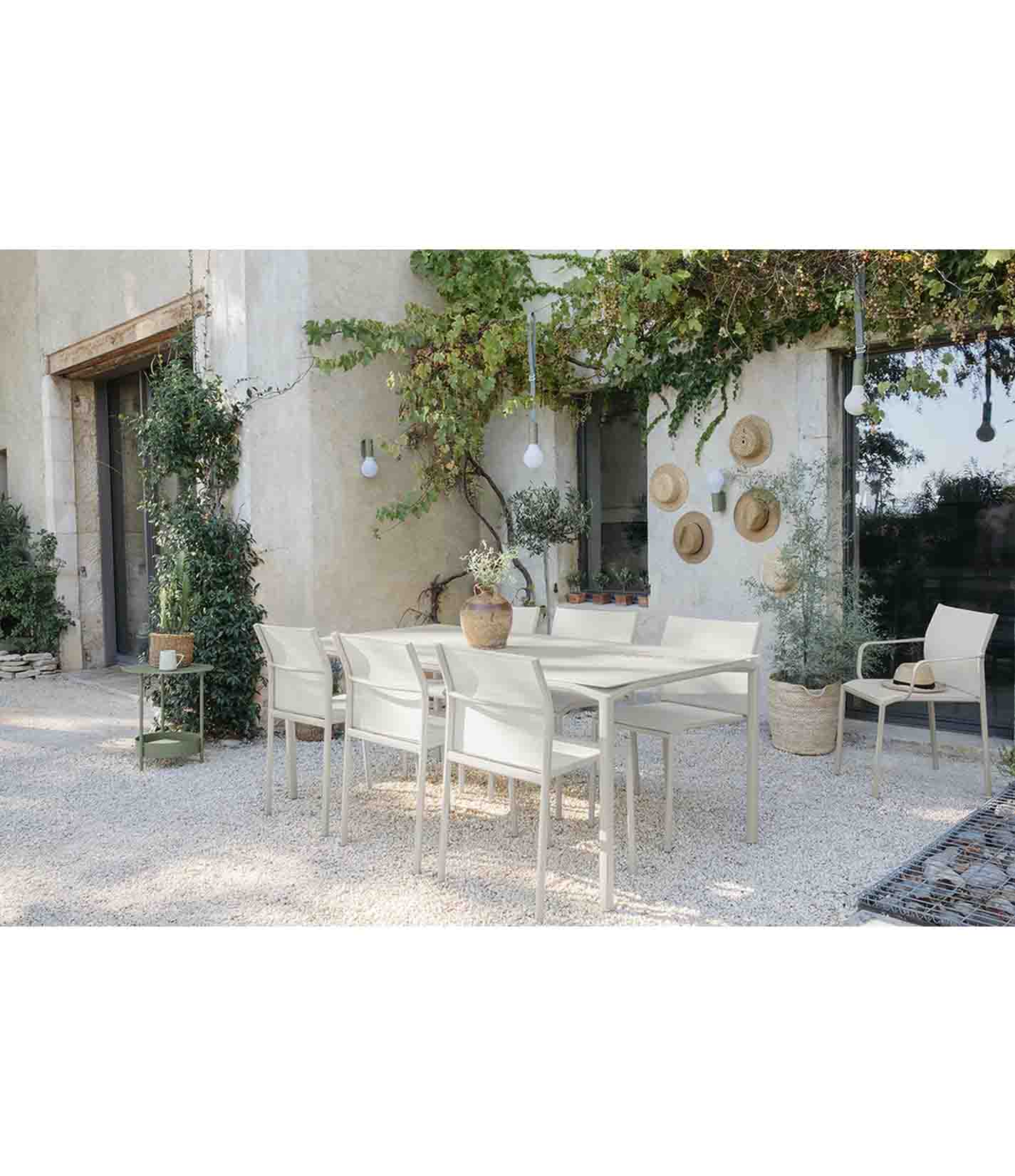 Calvi 中型餐桌组合