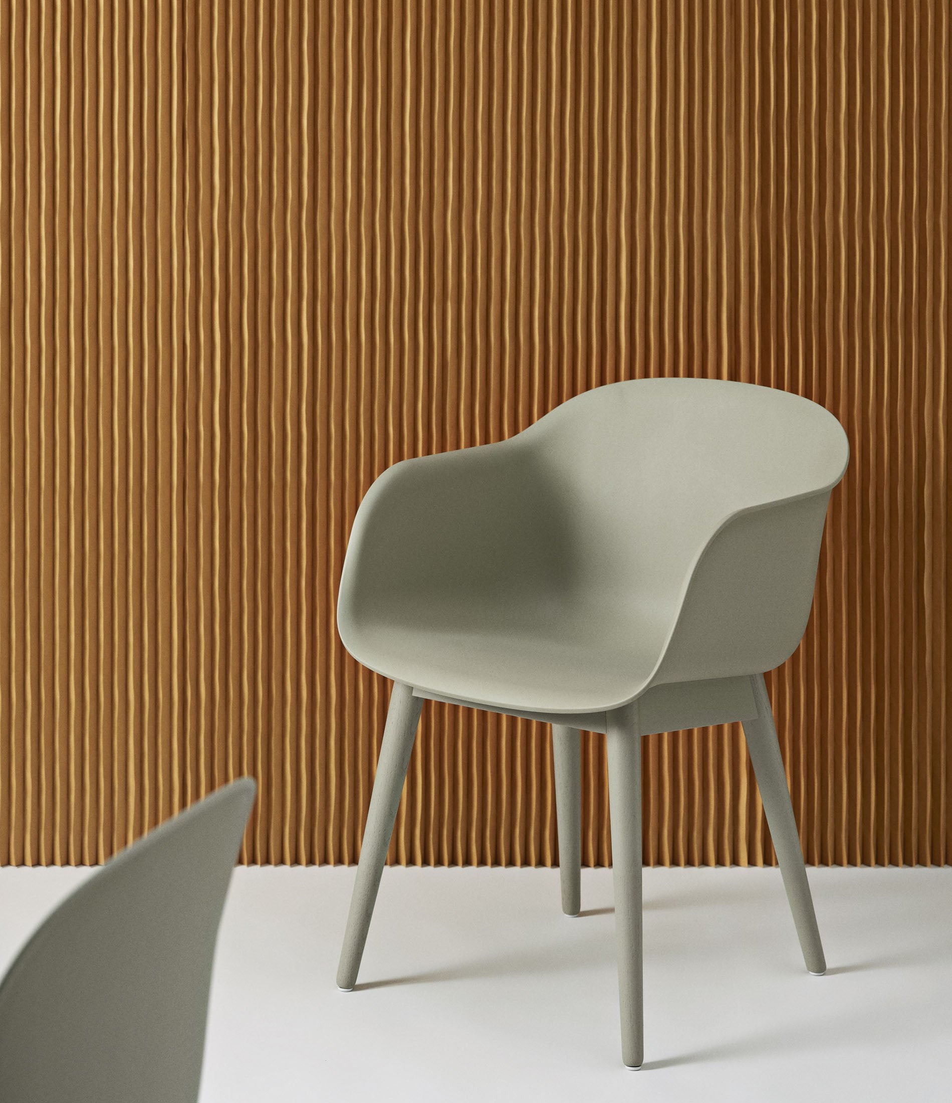 Fiber扶手椅 - 木质底座