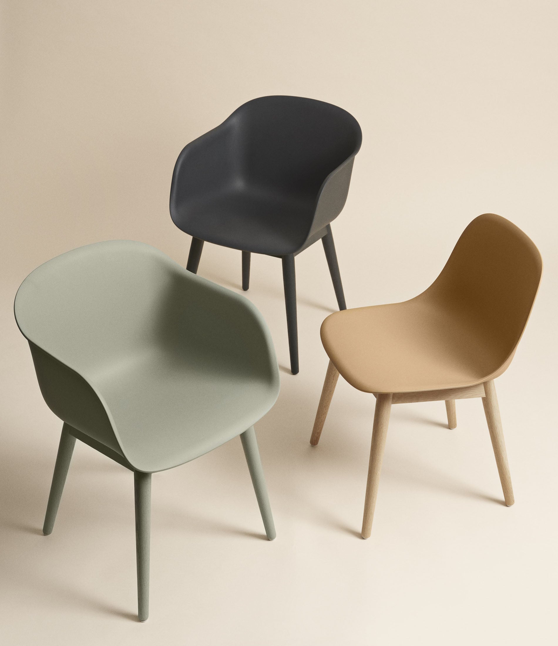 Fiber扶手椅 - 木质底座