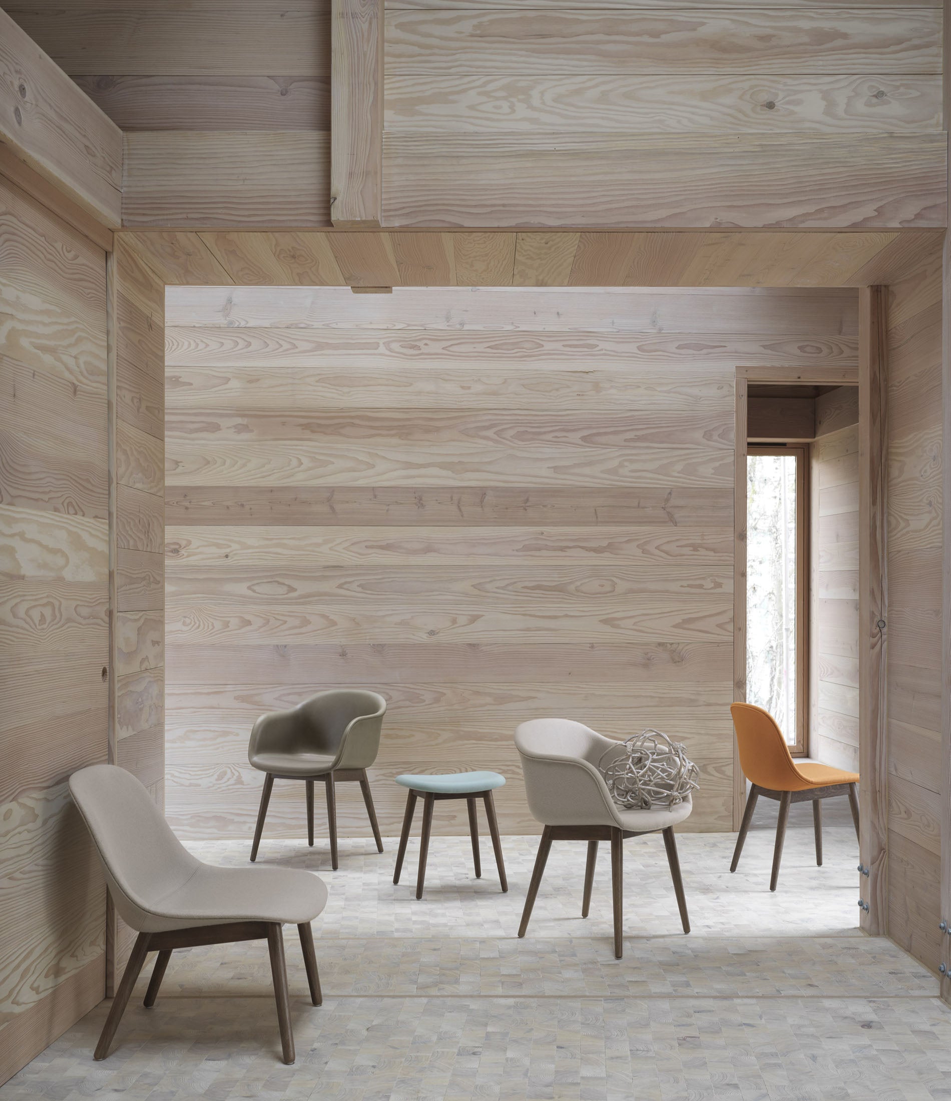 Fiber扶手椅 - 木质底座