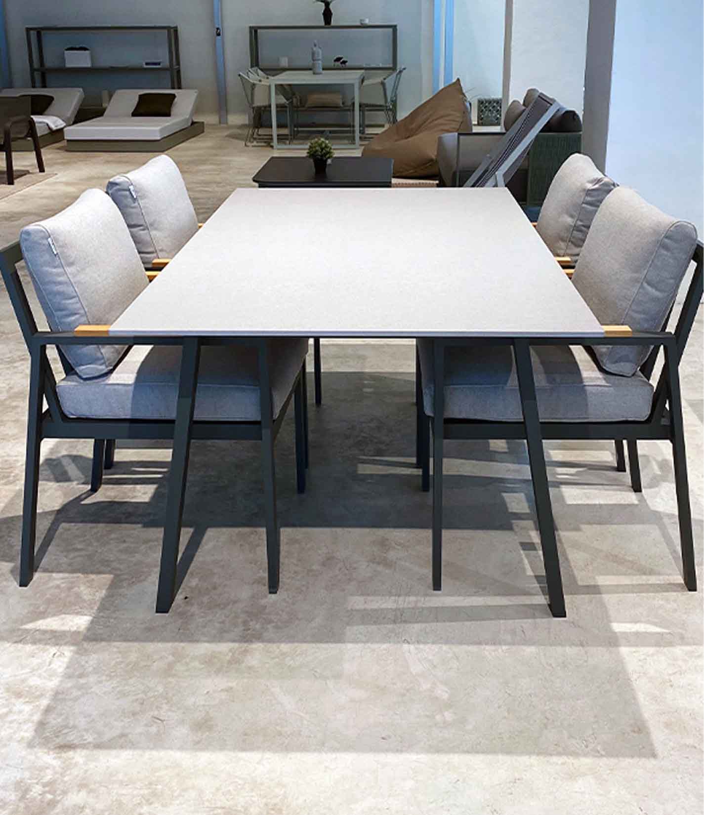 Timeless中型餐桌