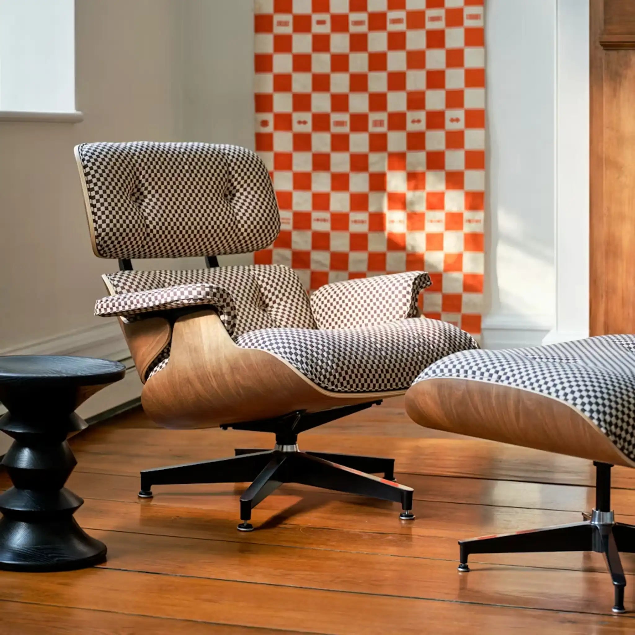 Eames® 休闲椅和奥斯曼乌木