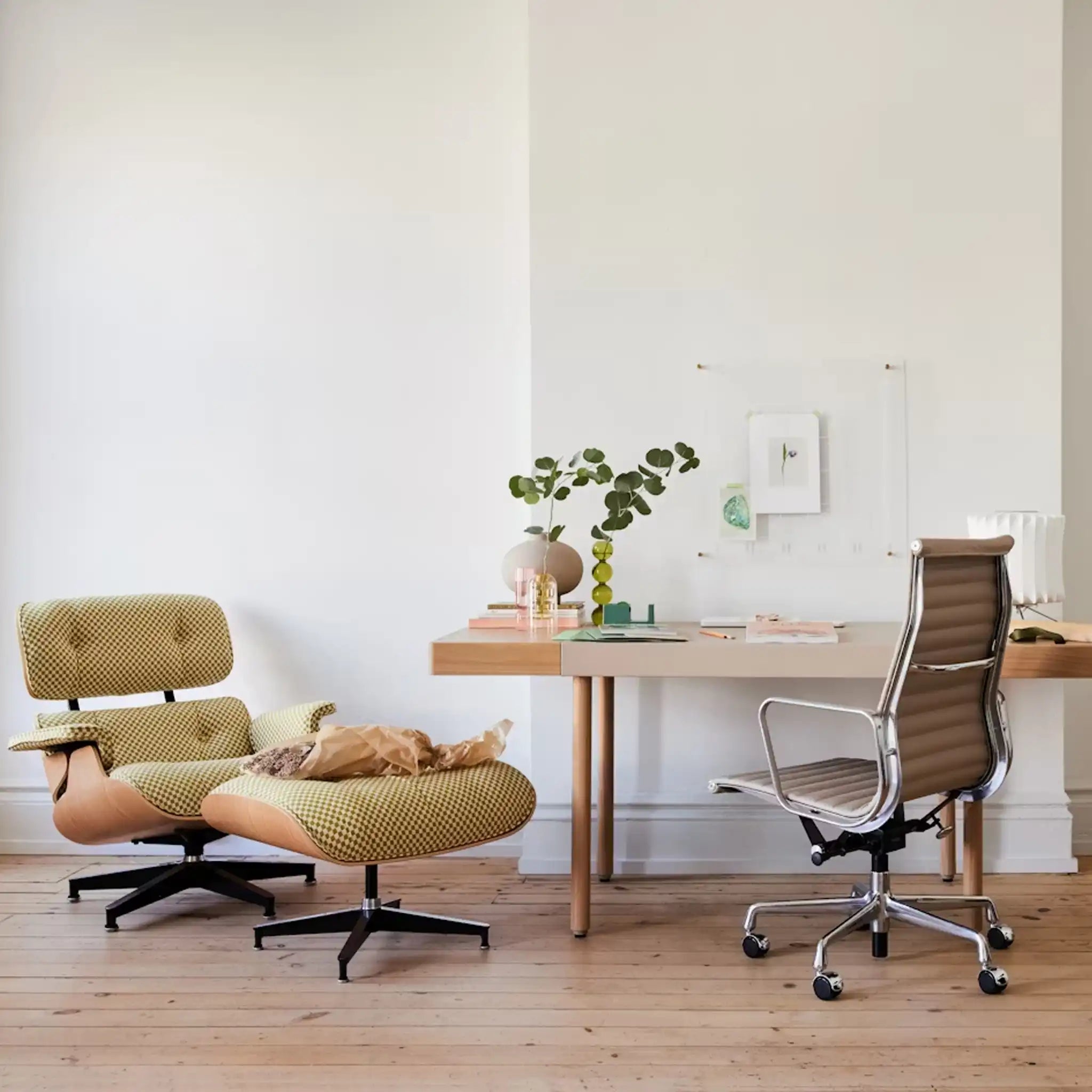 Eames® 休闲皮椅和脚凳 - 高尺寸