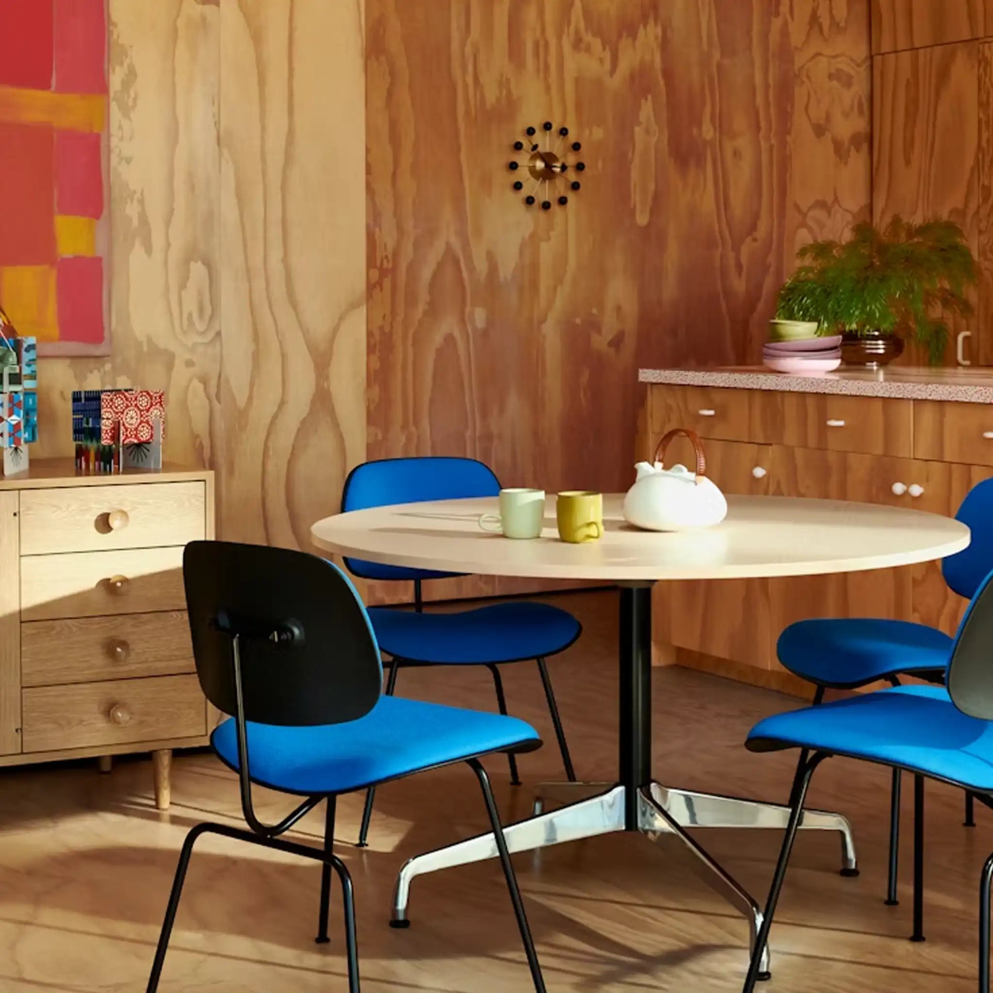 Eames® 塑料模压餐椅,金属底座 - 带软垫