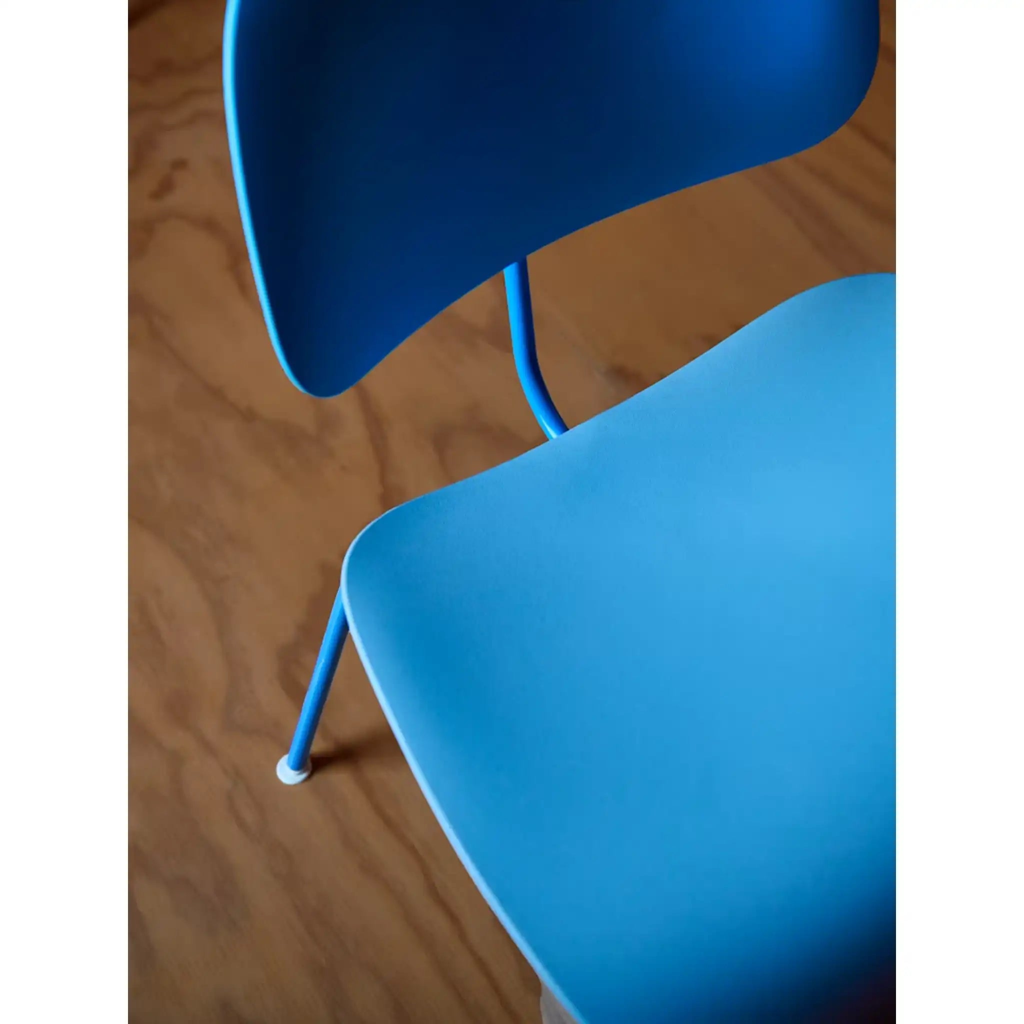 Eames® 塑料模压餐椅,金属底座 - 带软垫