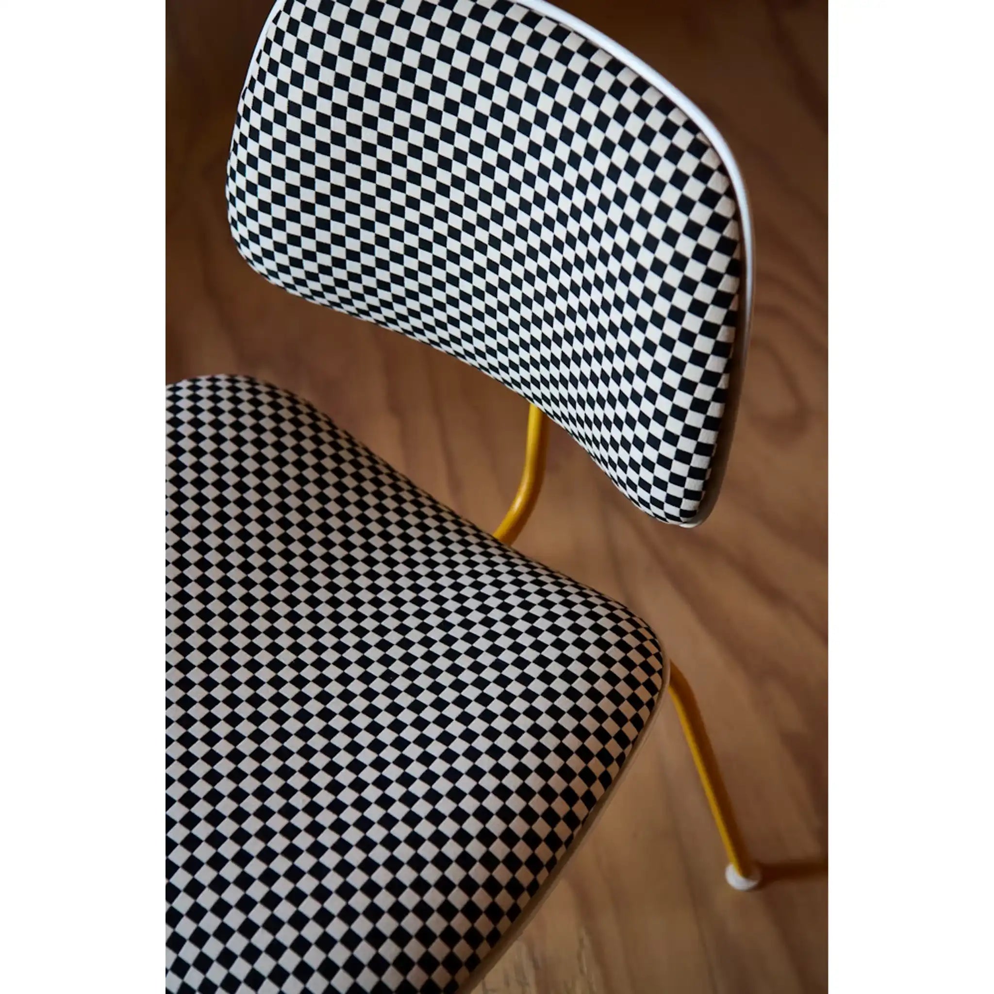 Eames® 塑料模压餐椅,金属底座 - 带软垫