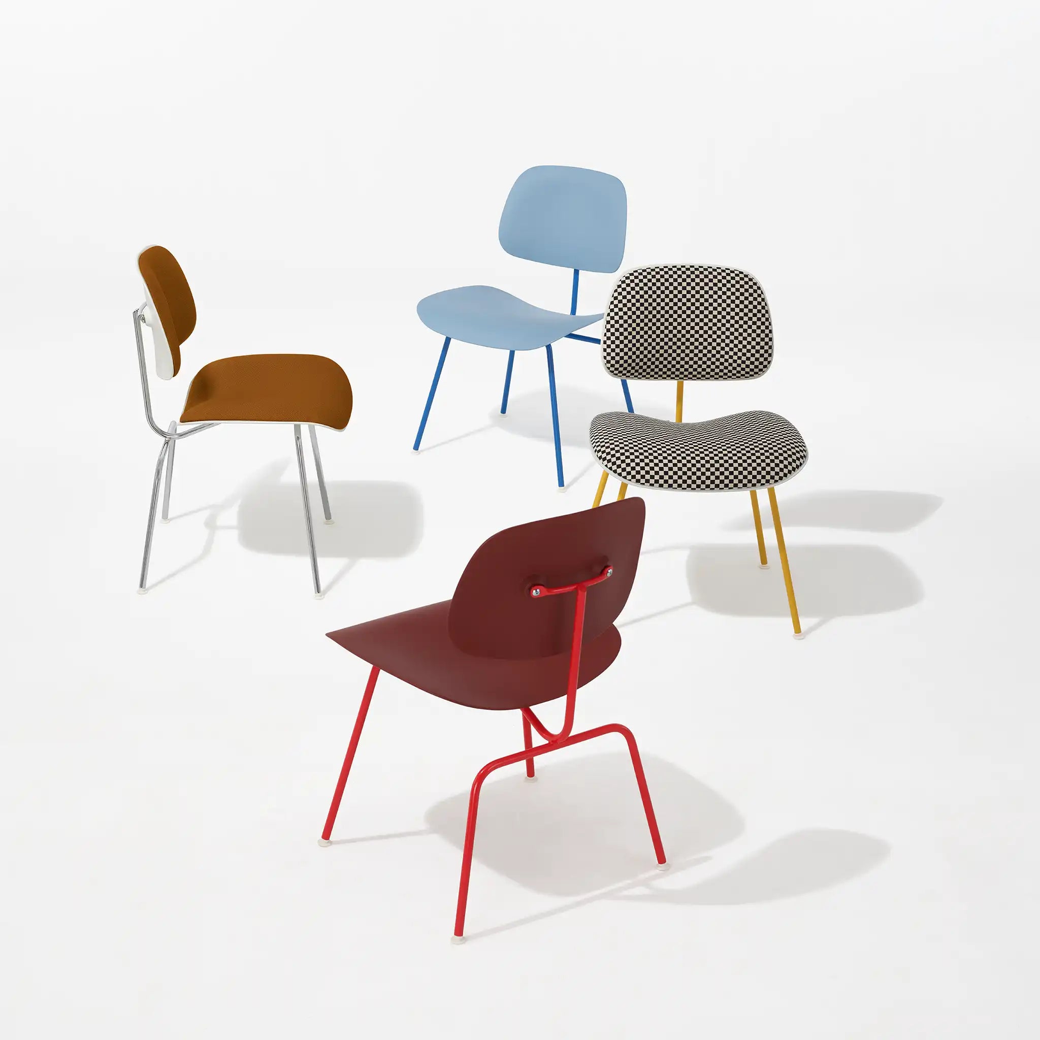 Eames® 塑料模压餐椅,金属底座 - 带软垫