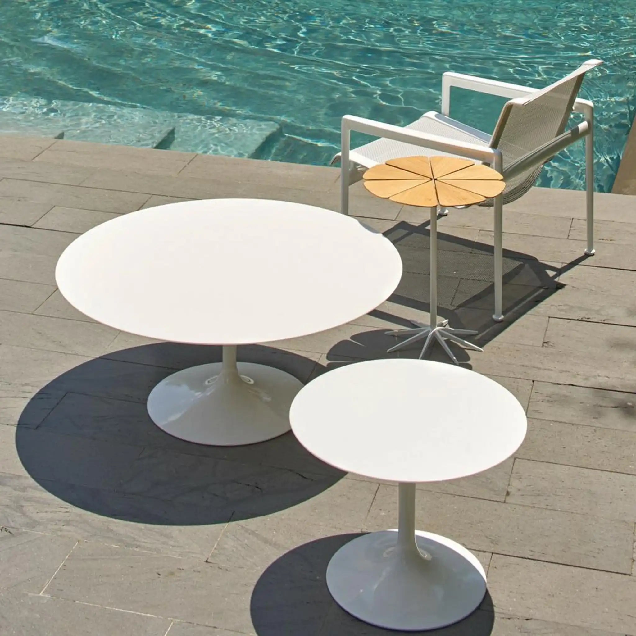 Saarinen 户外咖啡桌和边桌