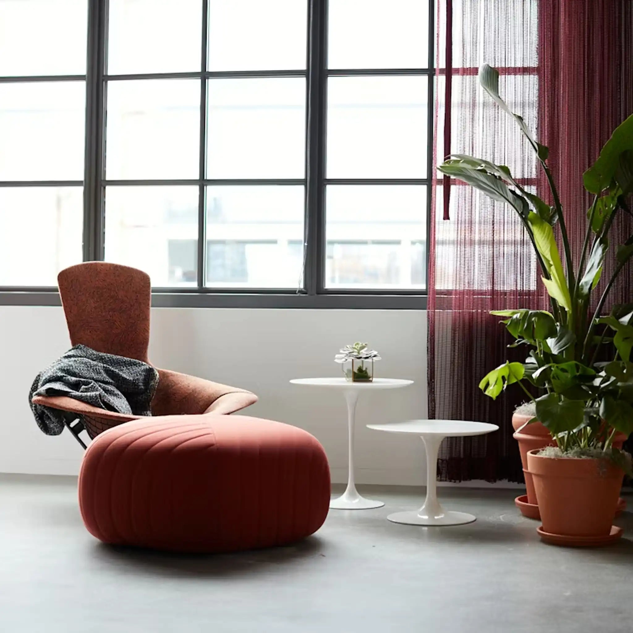 Saarinen 圆形边桌 - 白色底座