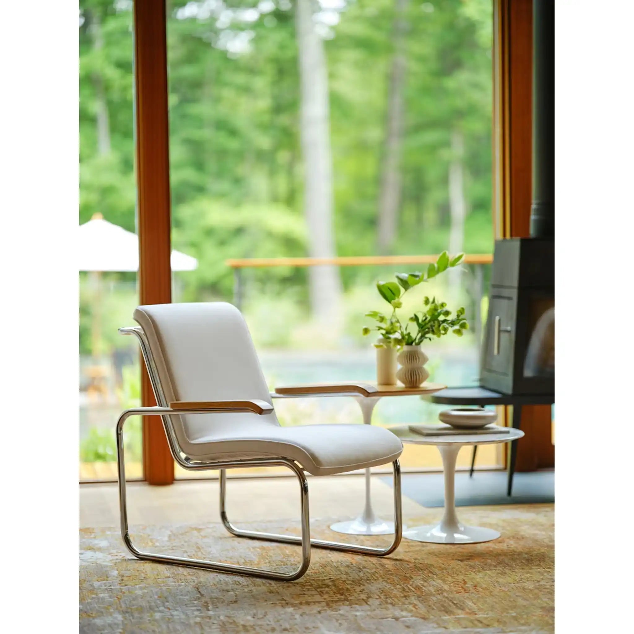 Saarinen 椭圆边桌 - 白色底座