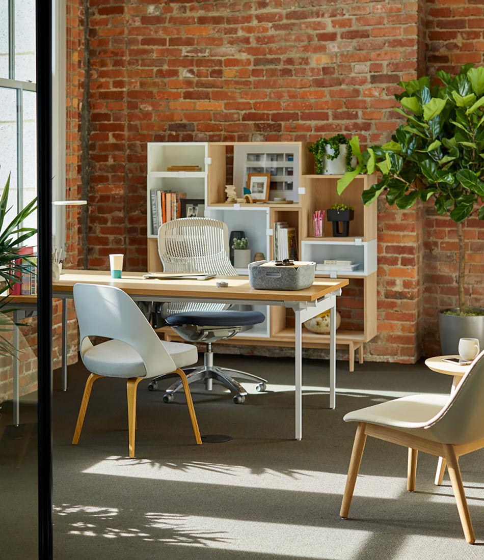 Saarinen Executive Chair - Plastic Back with Tubular Legs