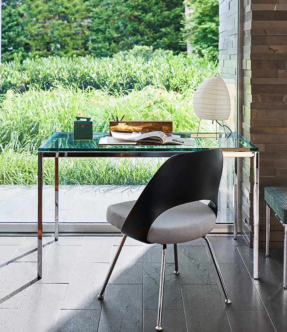 Saarinen 大班椅 - 塑料椅背和管状腿