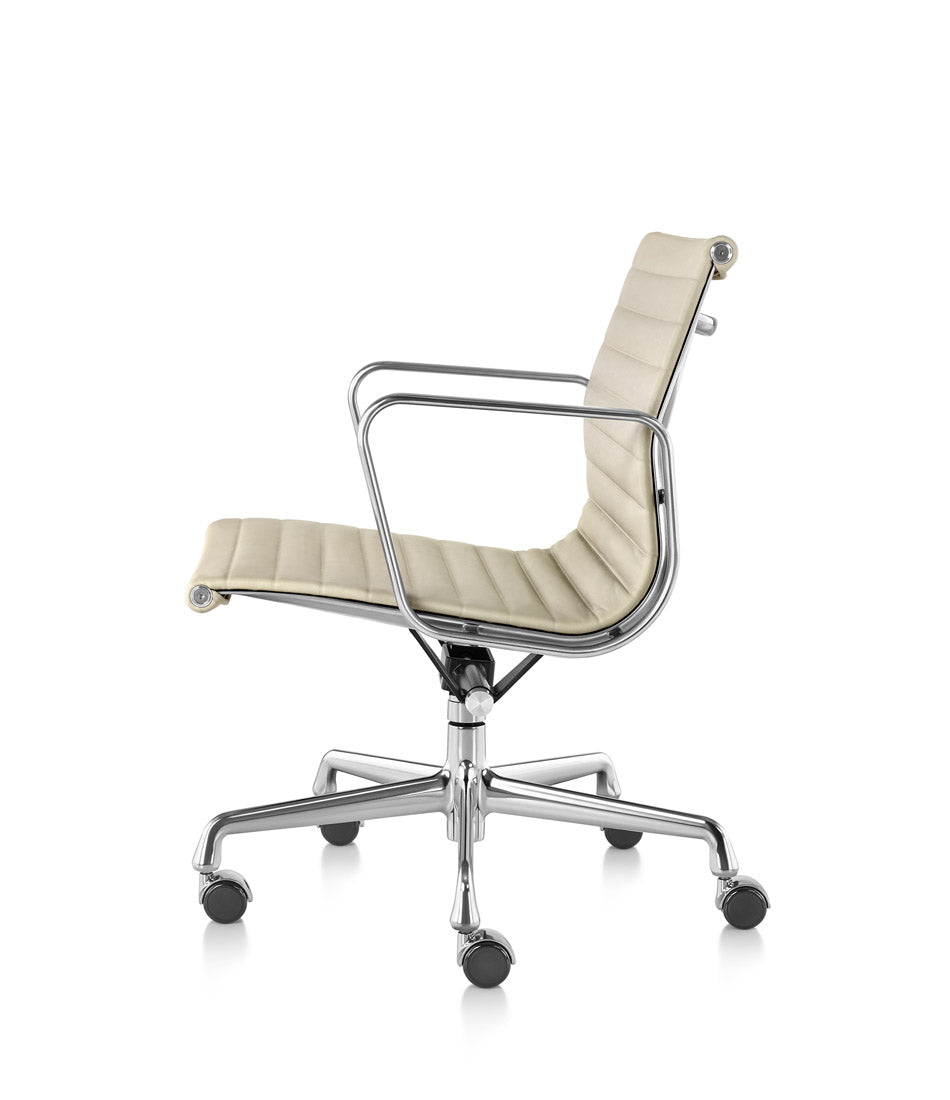 Eames® Aluminum Group Management Chair