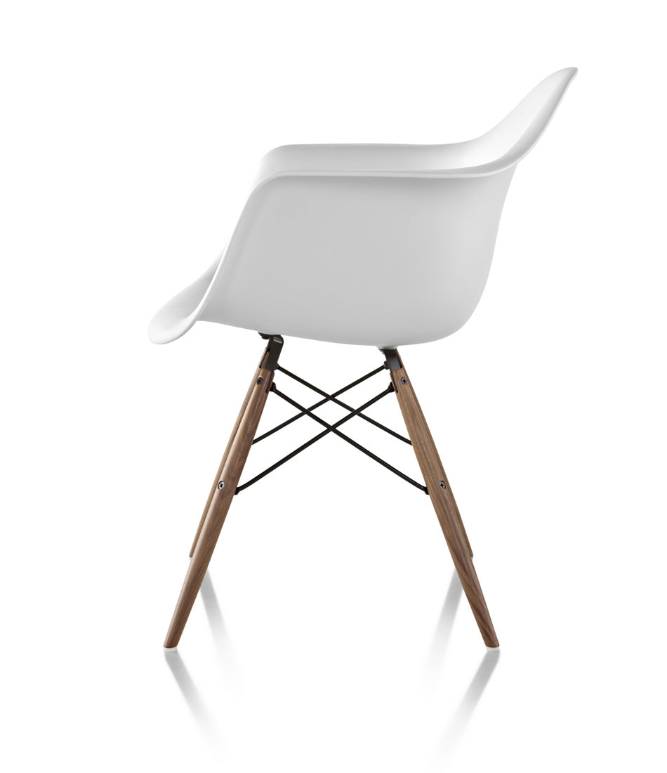 Eames® 模压塑料扶手椅,销钉底座