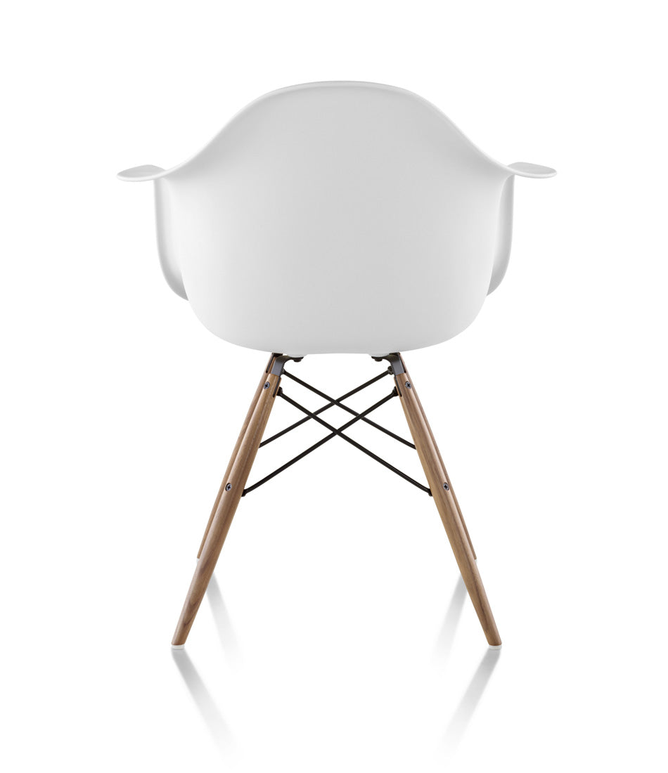 Eames® 模压塑料扶手椅,销钉底座