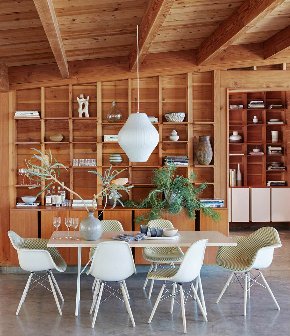 Eames® 模压塑料扶手椅,销钉底座