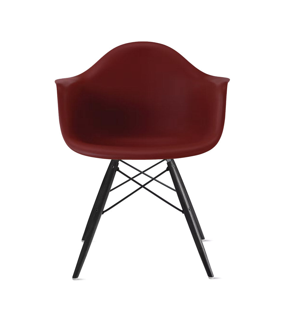 Eames® 模压塑料扶手椅,销钉底座