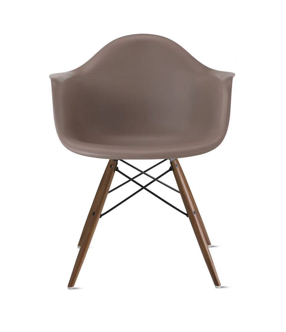Eames® 模压塑料扶手椅,销钉底座