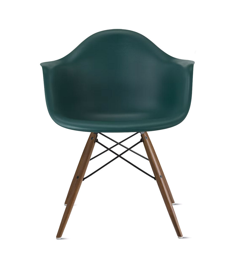 Eames® 模压塑料扶手椅,销钉底座