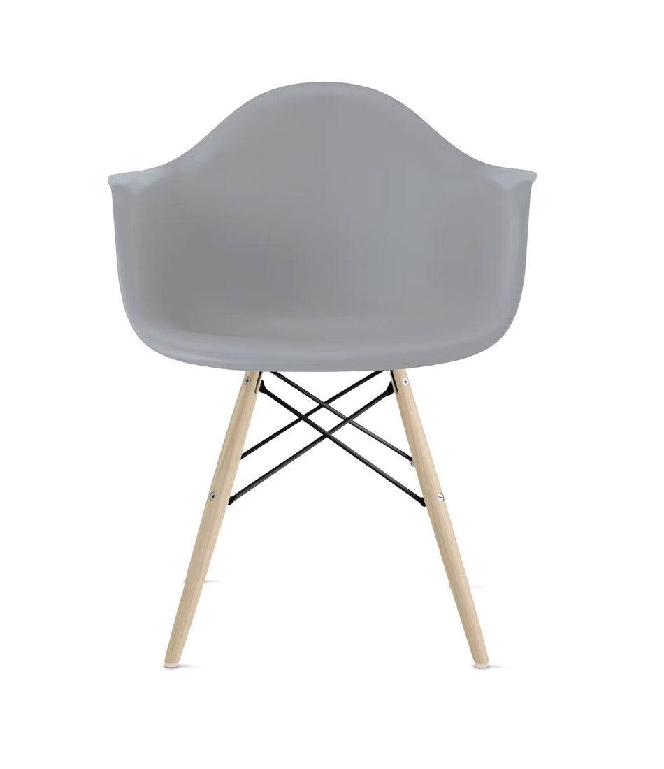 Eames® 模压塑料扶手椅,销钉底座