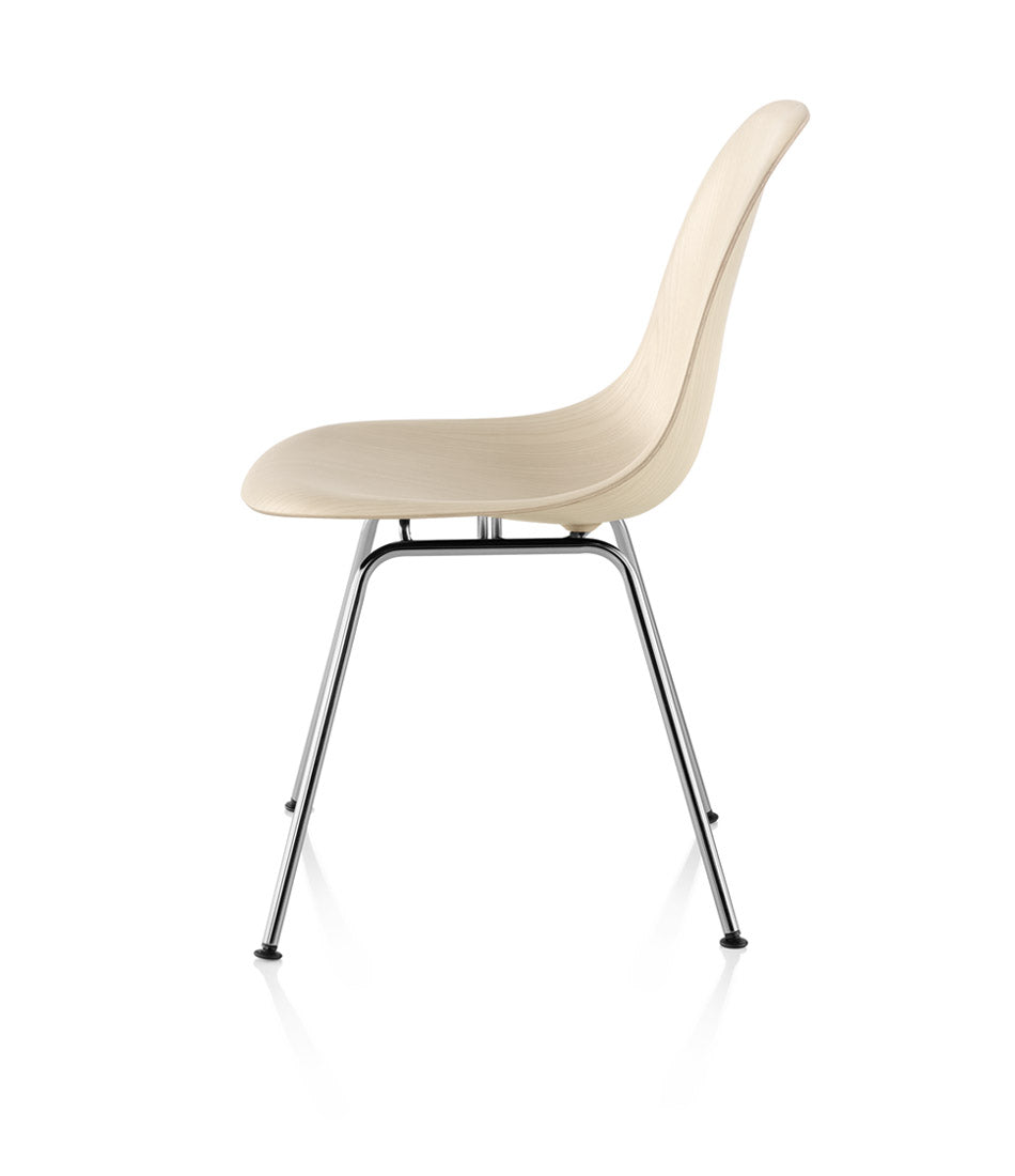 Eames® 模压木侧椅,4腿底座