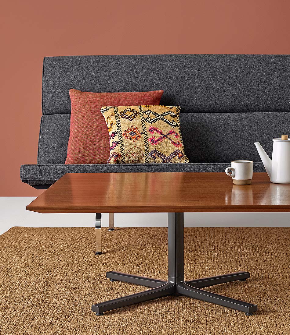 Eames® 紧凑型沙发