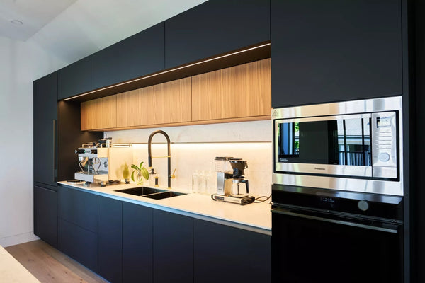 A handle-free kitchen for a coastal home