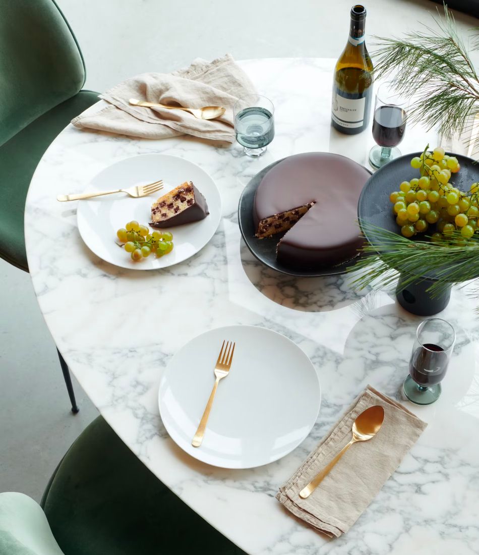 Saarinen 圆形餐桌 - 白色层压板/灰色底座 35" - 60"