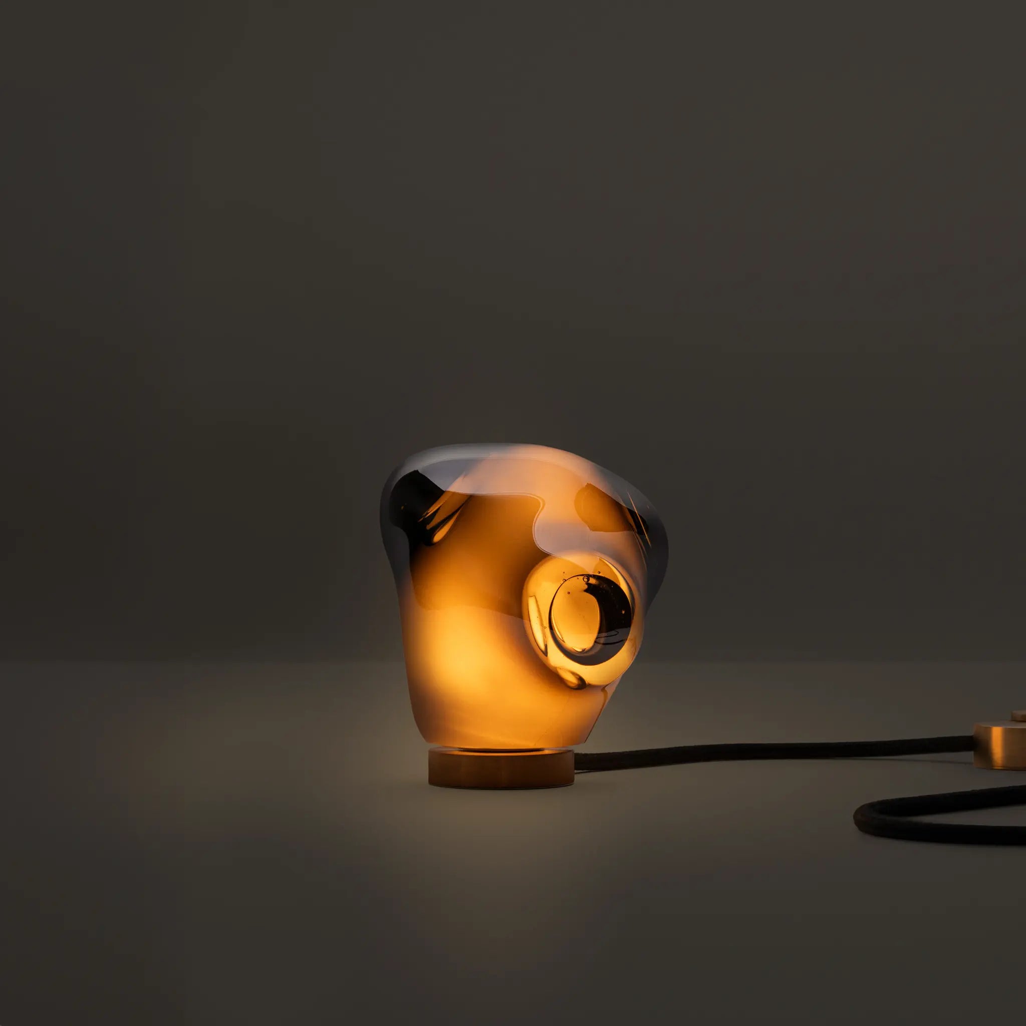 57T 深色镜面台灯