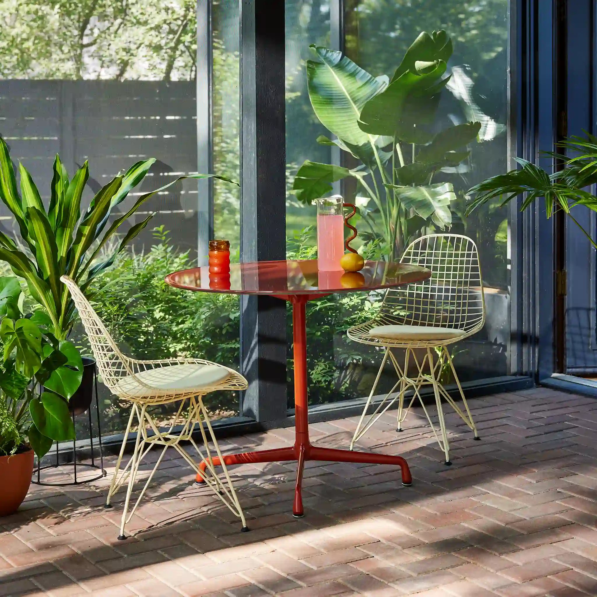 Eames® 餐桌，Herman Miller x HAY