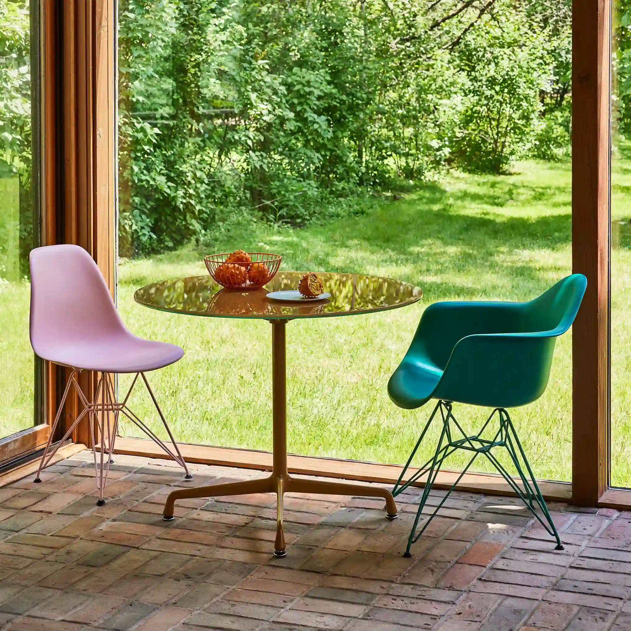 Eames® 餐桌，Herman Miller x HAY