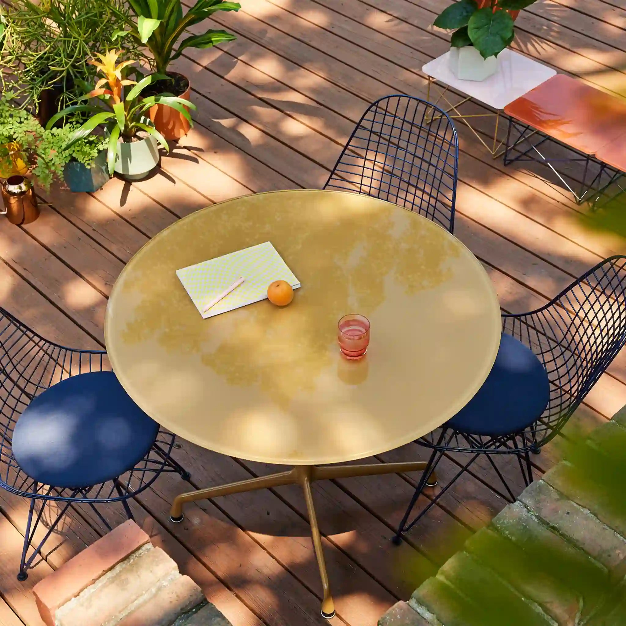 Eames® 餐桌，Herman Miller x HAY