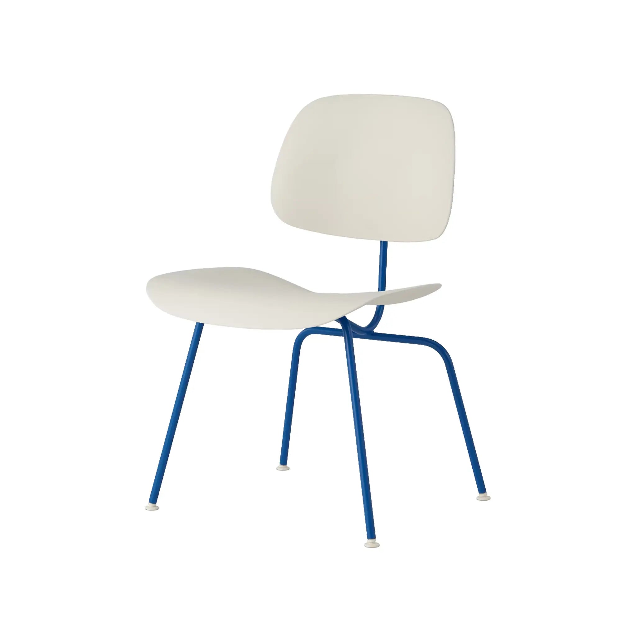 Eames® 塑料模压餐椅，带金属底座