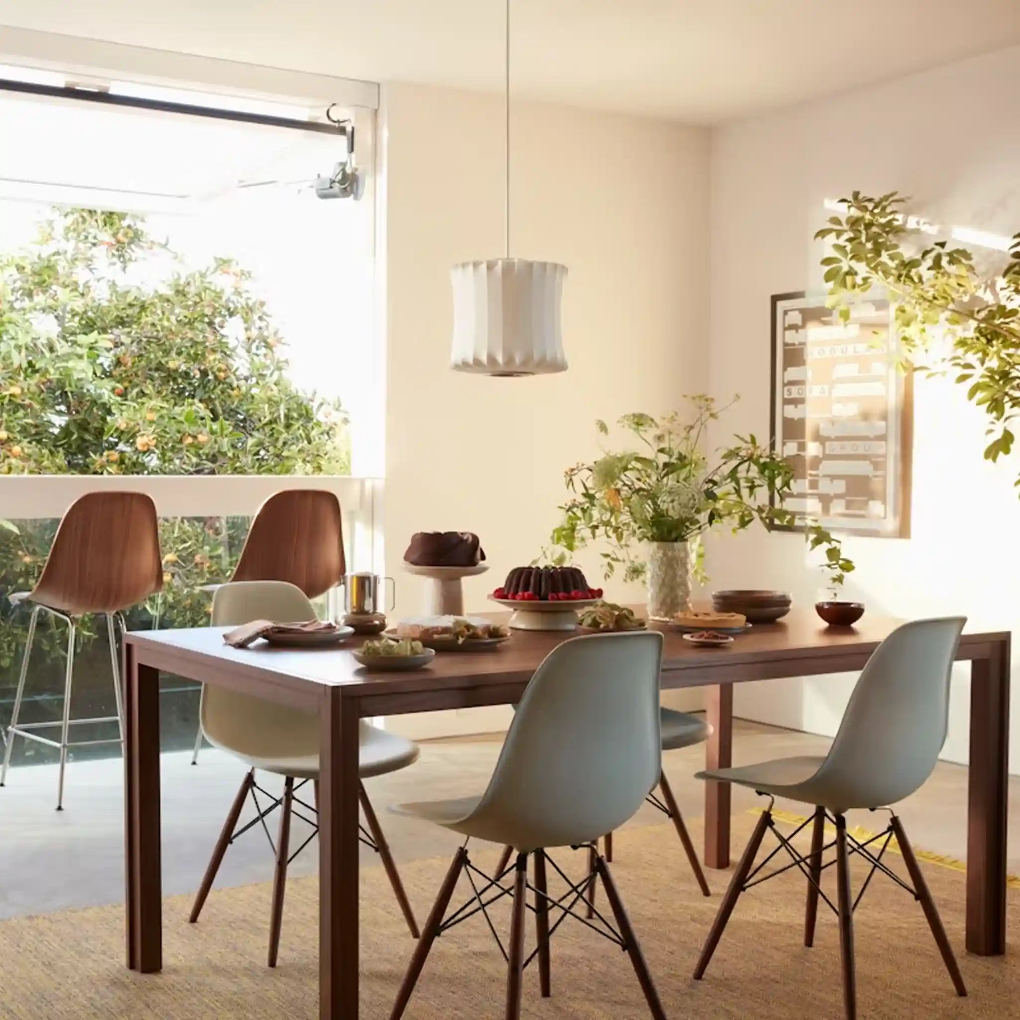 Eames® 模压塑料边椅，金属丝底座