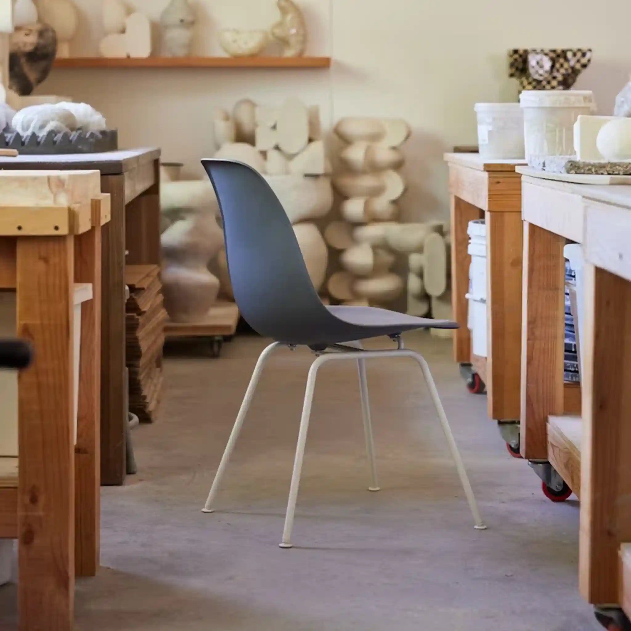 Eames® 模压塑料边椅，金属丝底座