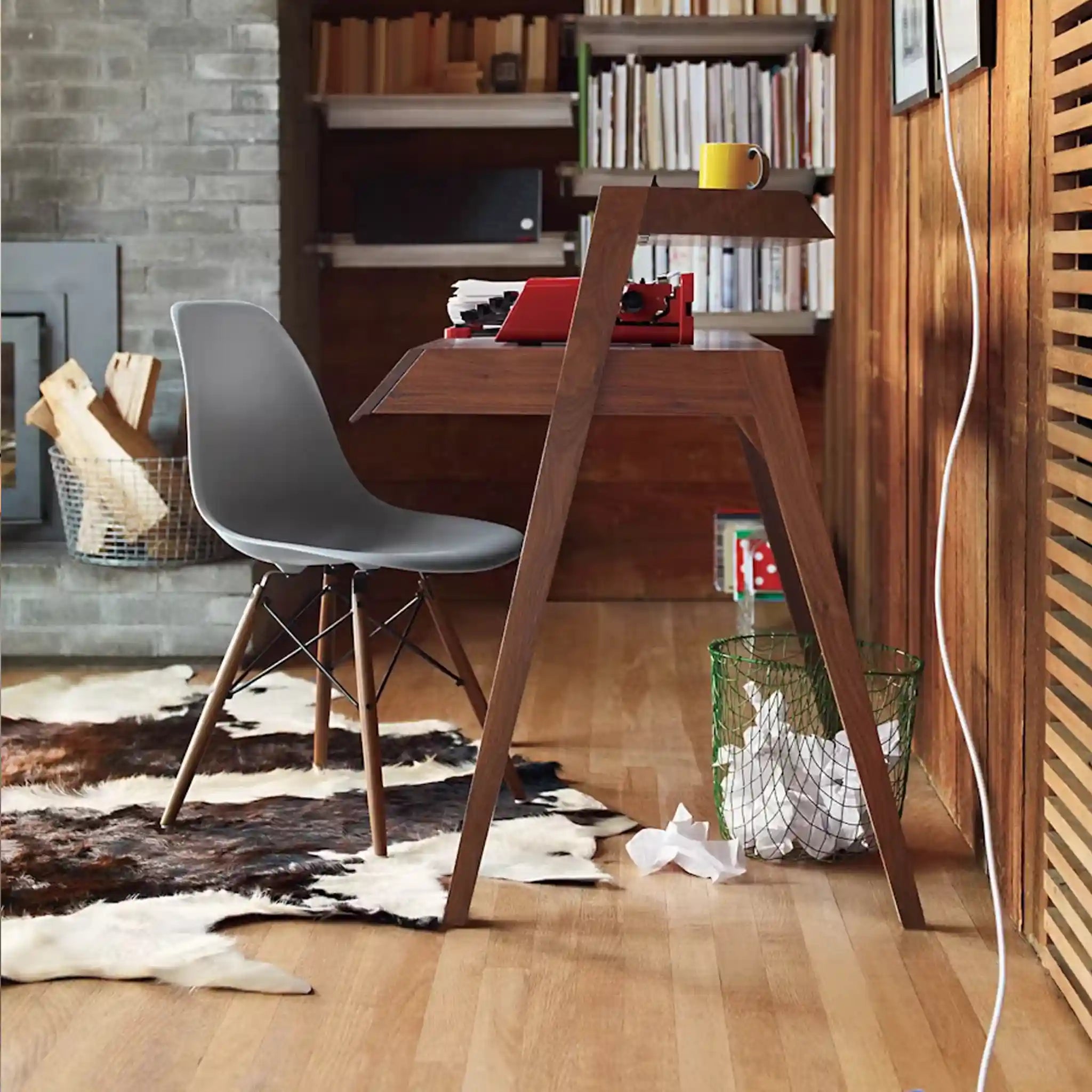 Eames® 模压塑料边椅，金属丝底座