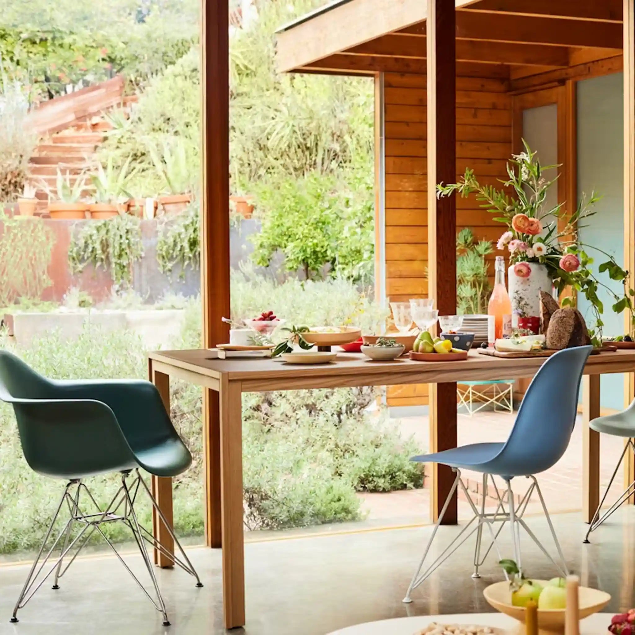 Eames® 模压塑料边椅，金属丝底座