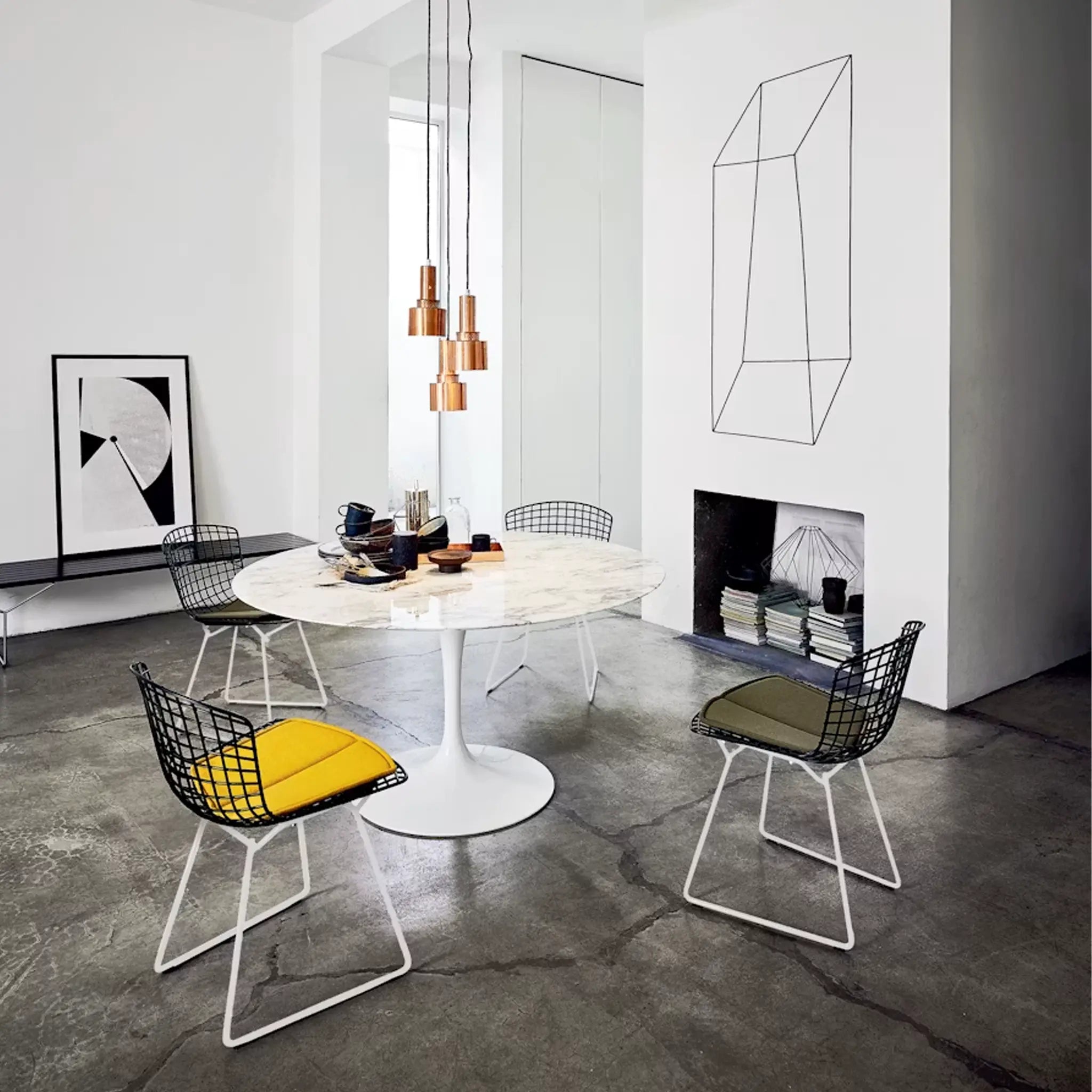 Saarinen 圆形餐桌 - 卡拉拉大理石/白色底座 35" - 60"