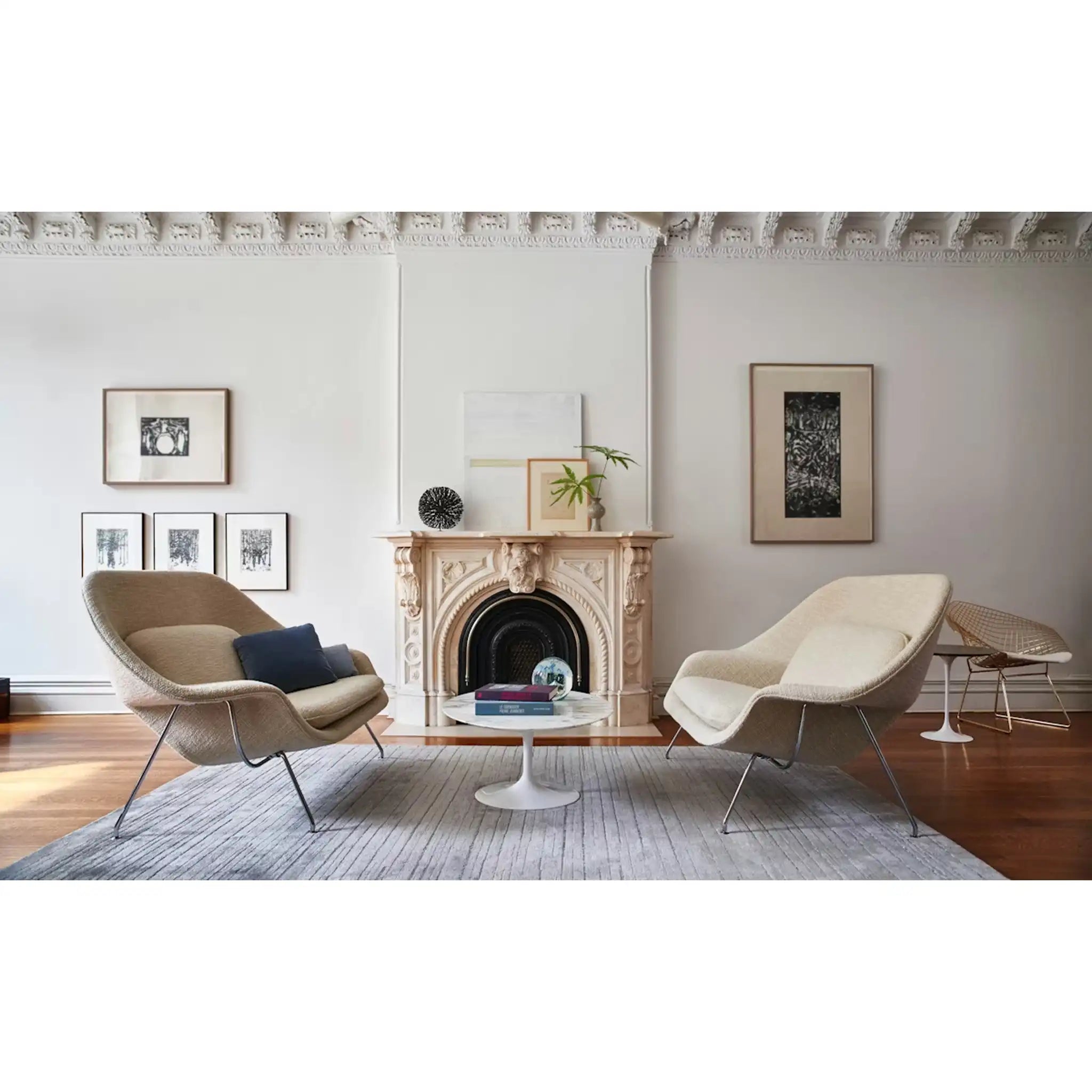 Saarinen 椭圆边桌 - 黑色底