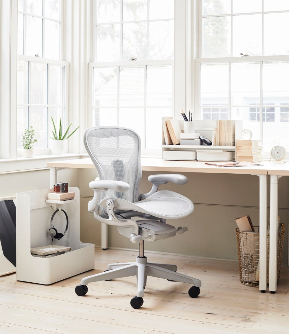 Aeron® Remastered 椅子 - 矿石色或碳灰