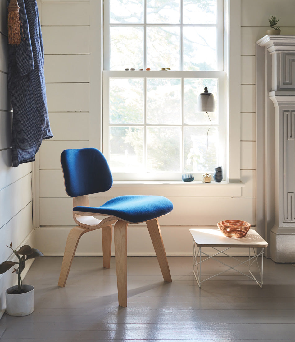 Eames® 模压胶合板餐椅，带木质软垫