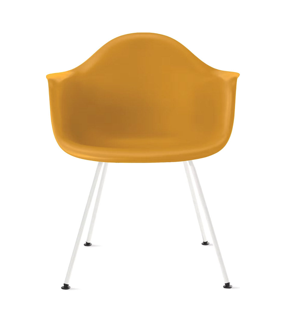 Eames® 模压塑料扶手椅，4 腿底座